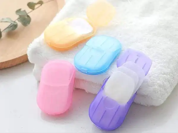 Savon portable en papier soluble.